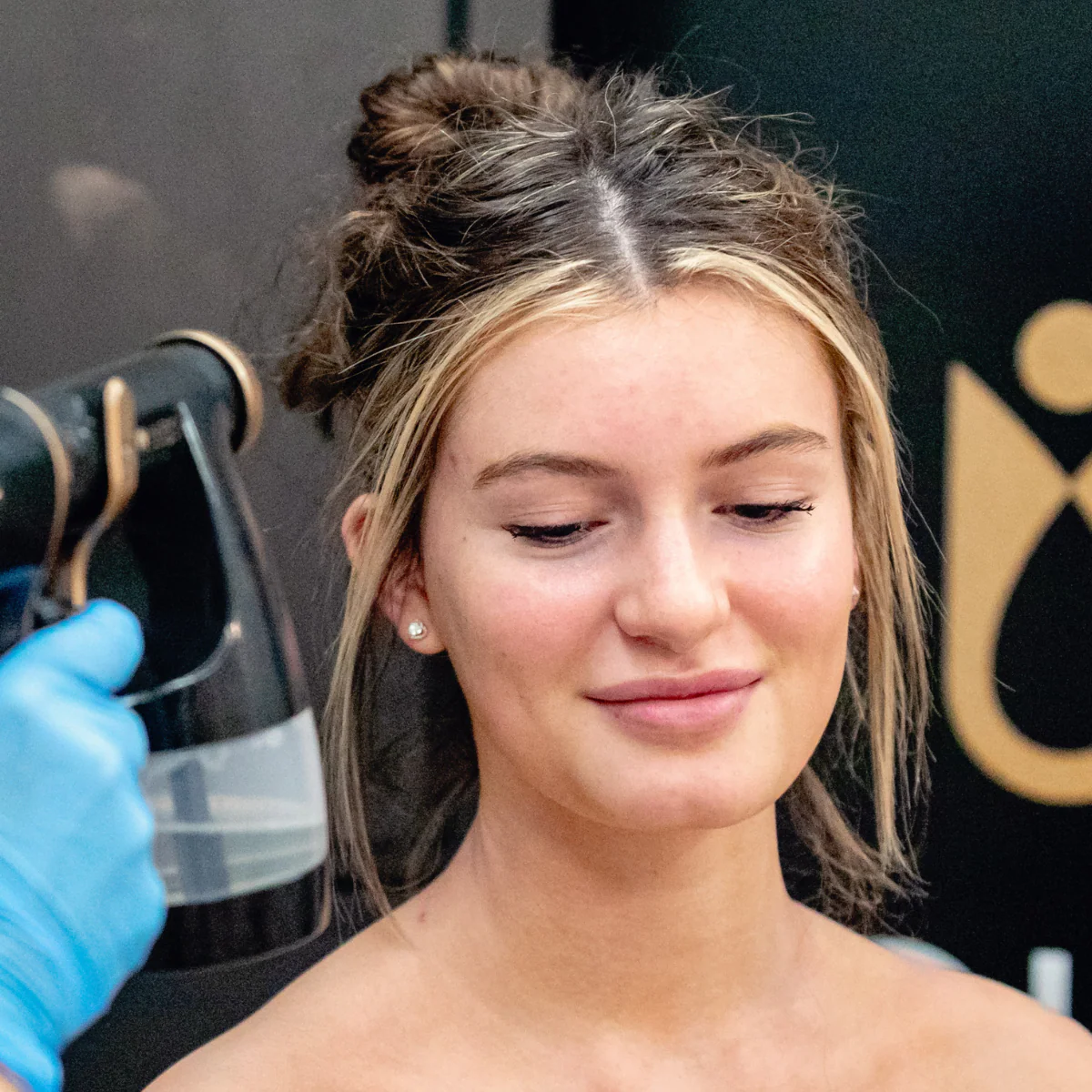 uGlow Full Body Spray Tan - 20 min Treatment - Image 2